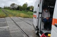 Bărbat culcat pe calea ferată, salvat de locali!